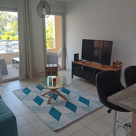 Superbe Appartement T2 Cuers Esterno foto